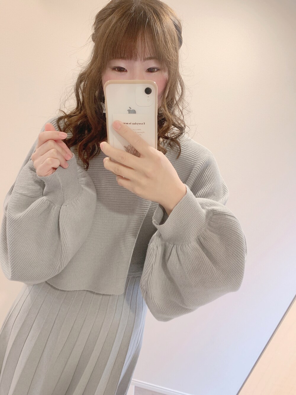 ブルー系のワンピースを着用したレディースの春コーディネートの2枚目の写真