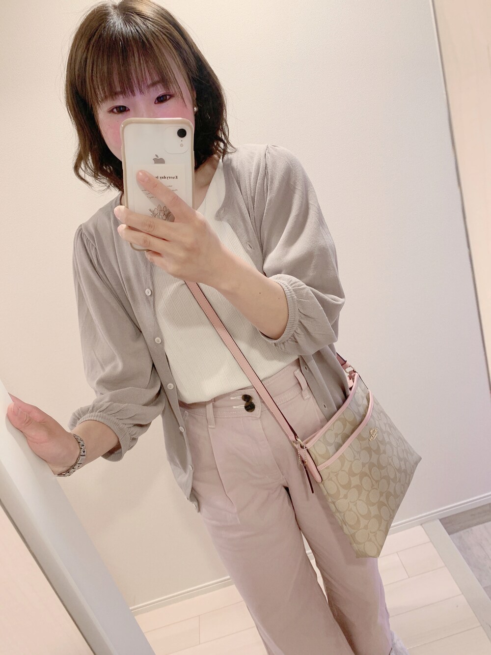 ホワイト系のTシャツ/カットソー、ピンク系のパンツ、ホワイト系のパンプスを着用したレディースの春コーディネートの2枚目の写真