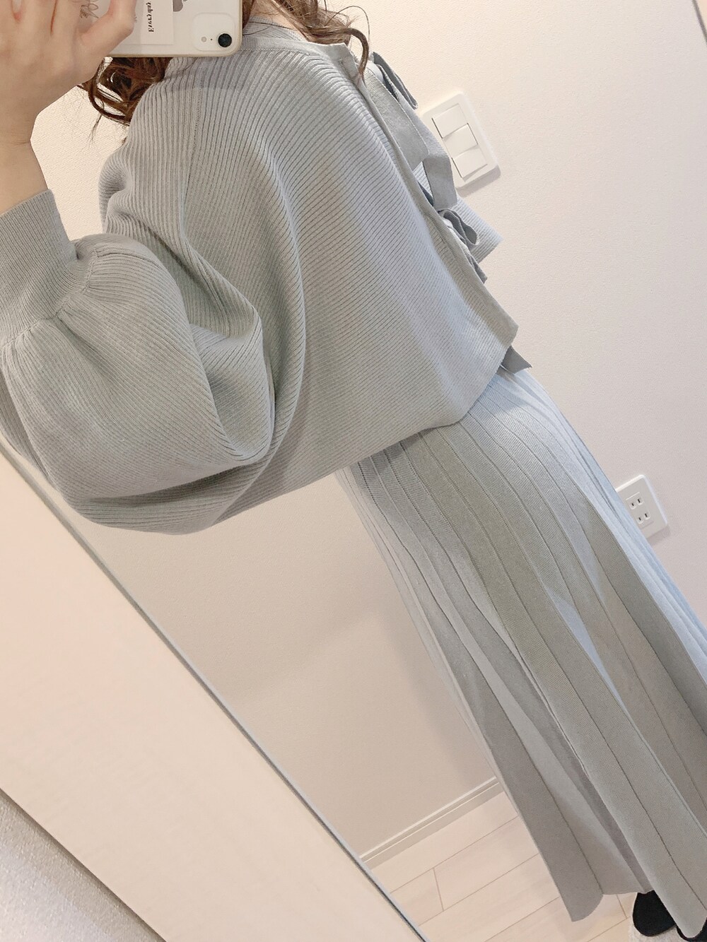 ブルー系のワンピースを着用したレディースの春コーディネートの3枚目の写真