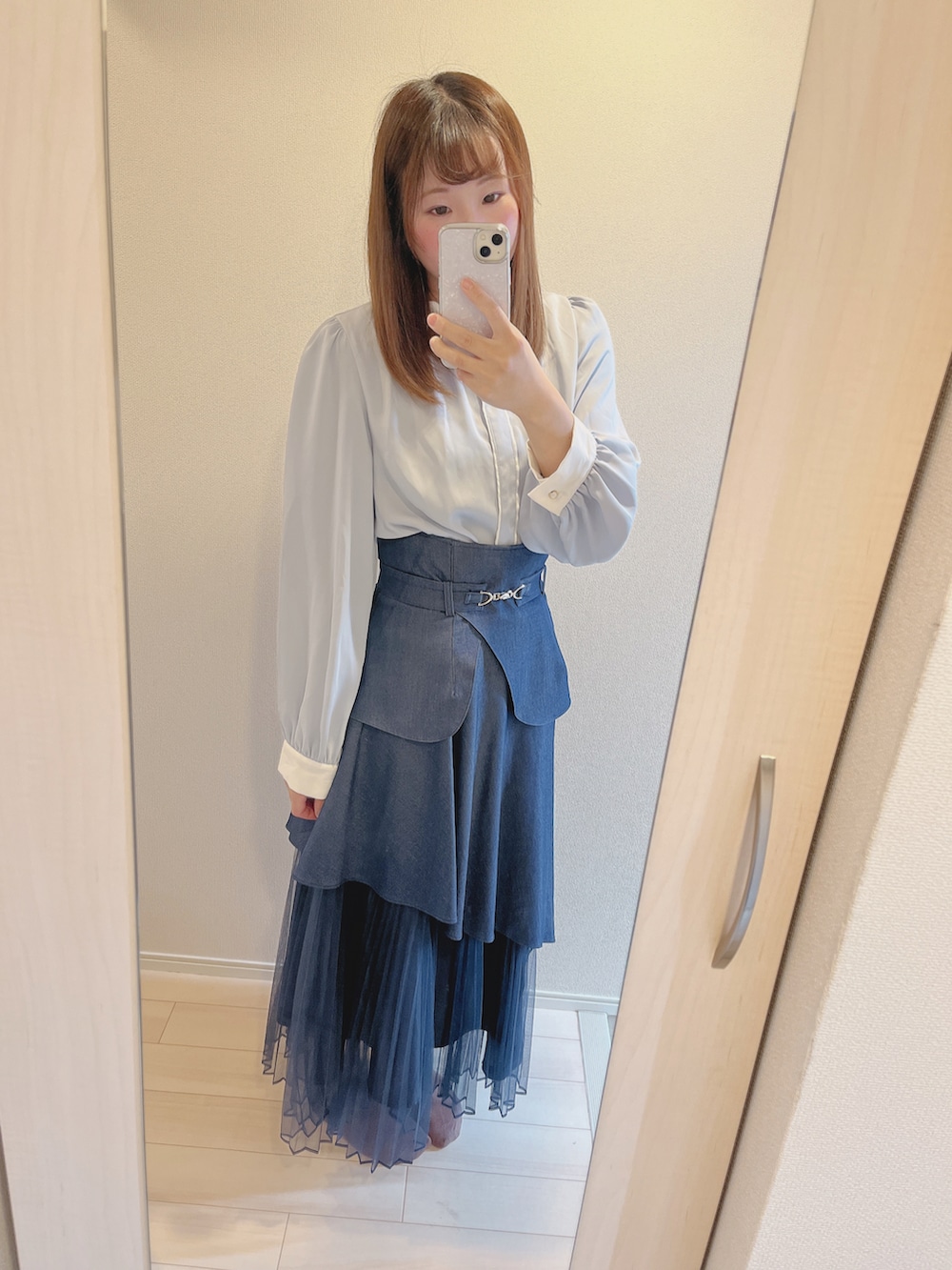 ブルー系のシャツ/ブラウス、ホワイト系のショルダーバッグ、ブルー系のスカートを着用したレディースの春コーディネートの2枚目の写真