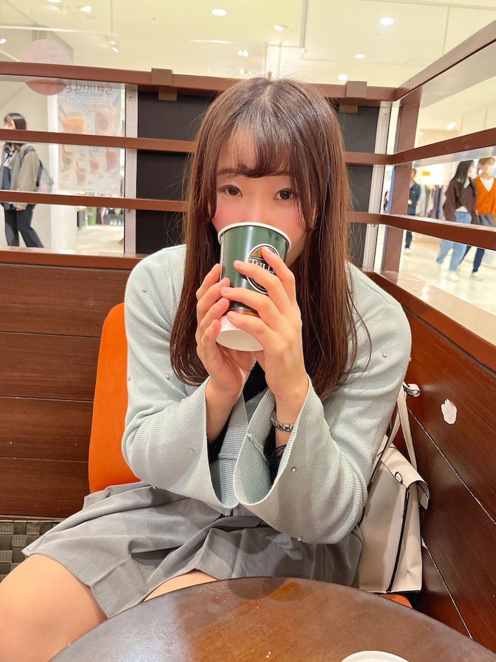 グレー系のその他パンツ、グリーン系のカーディガン/ボレロ、ホワイト系のブーツを着用したレディースの秋コーディネートの2枚目の写真