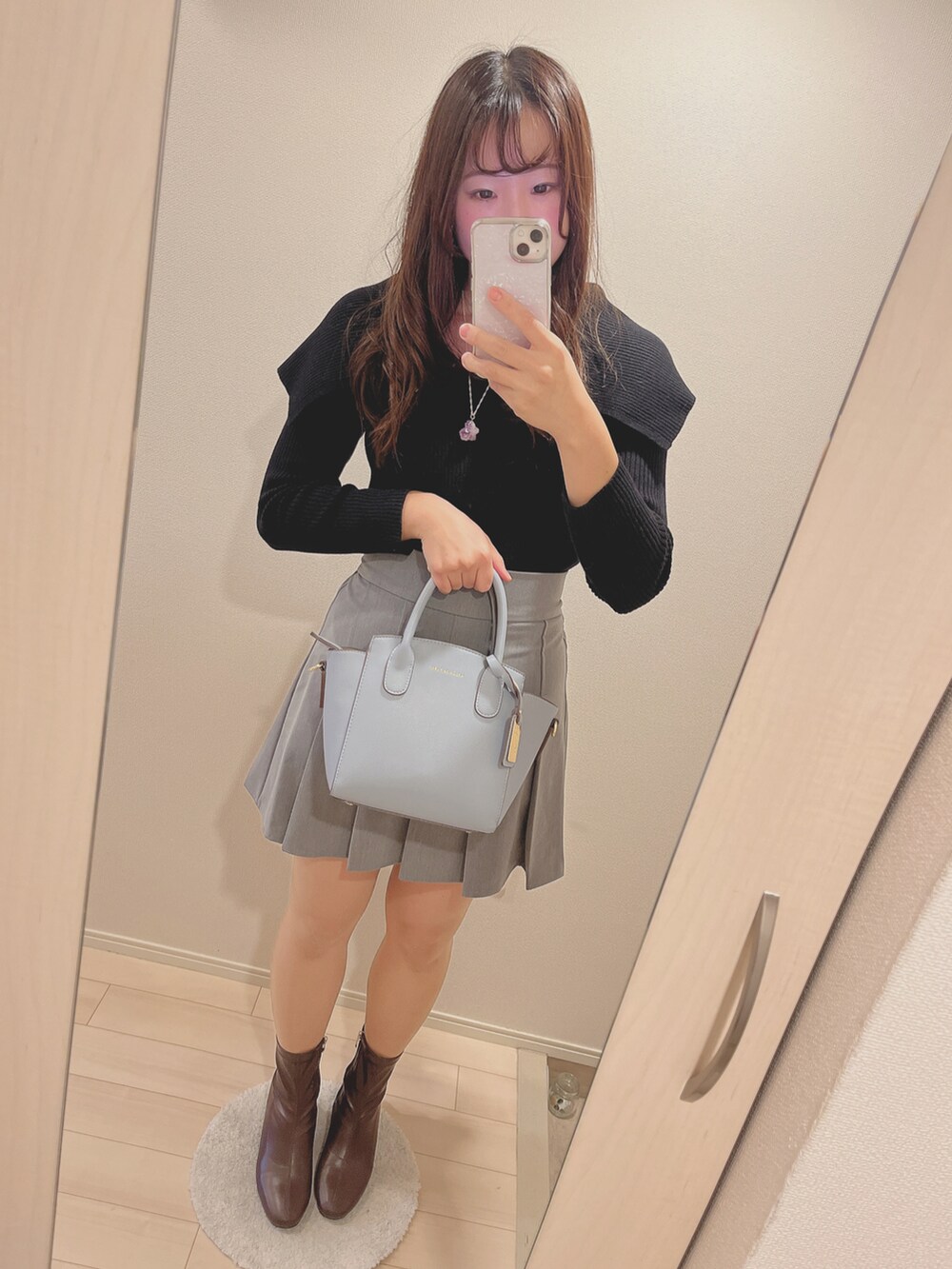 グレー系のその他パンツ、ブラウン系のブーツ、ブラック系のニット/セーターを着用したレディースの秋コーディネートの2枚目の写真