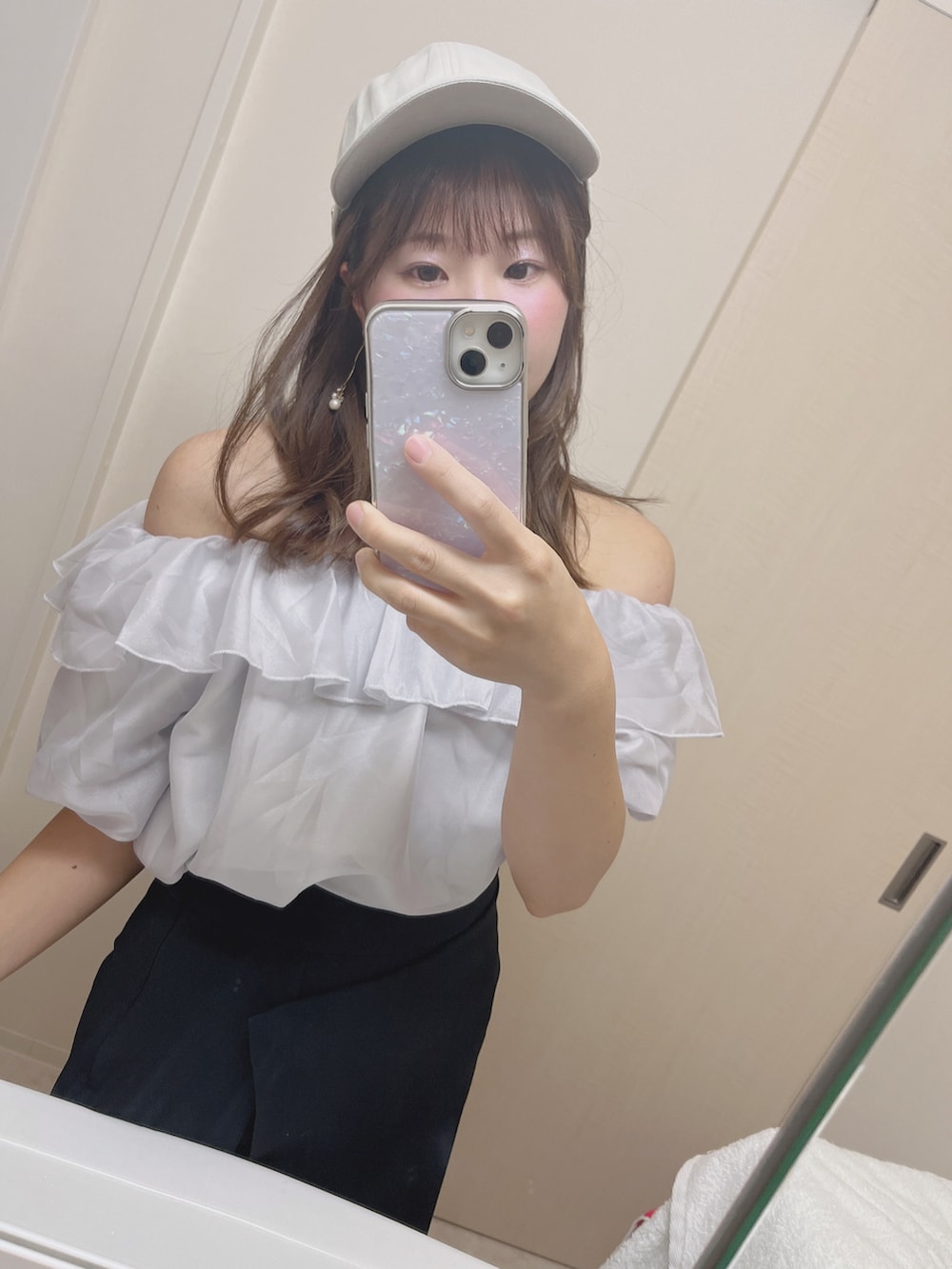 パープル系のチューブトップ、ブラック系のスカート、グレー系のキャップを着用したレディースの夏コーディネートの2枚目の写真