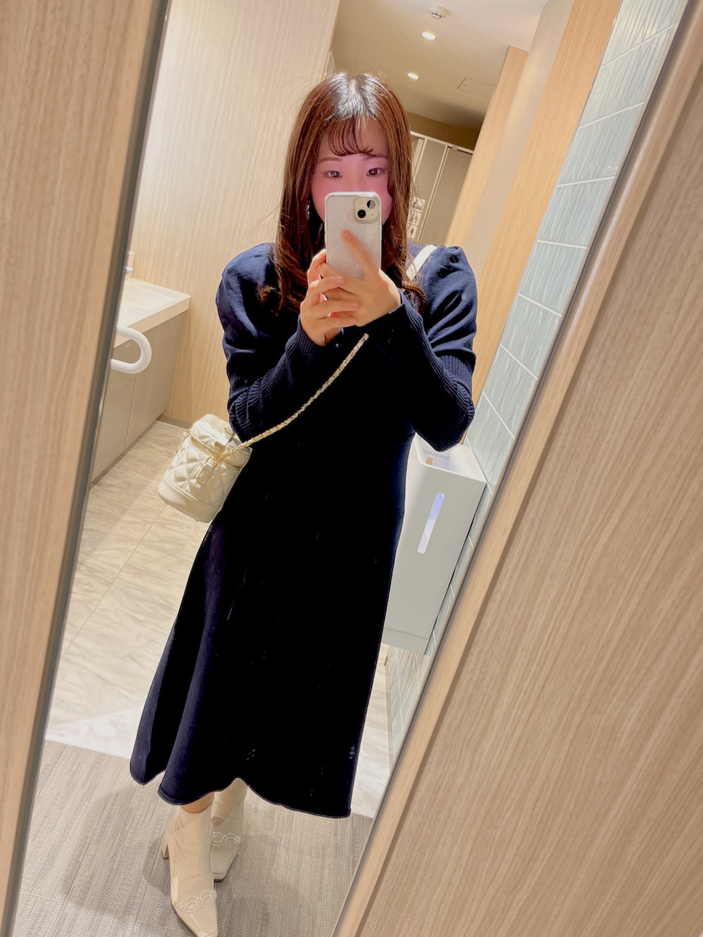 「シンプルコーデ、冬のコーデ、大人女子、RANDA、ネイビー、ネイビー×ホワイト、ワンピース、ニットワンピース、ロングワンピース、ブルベ夏」｜「RANDAの3WAY ショートブーツ（ブーツ、ホワイト系）」を使った、あずさんさん（骨格ウェーブ・レディース・156cm）の秋コーディネートの2枚目の写真