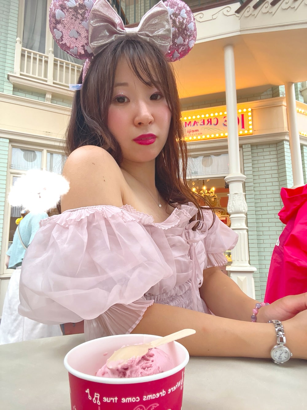 ピンク系のシャツ/ブラウス、ピンク系のデニムパンツ、ベージュ系のスニーカーを着用したレディースの夏コーディネートの3枚目の写真