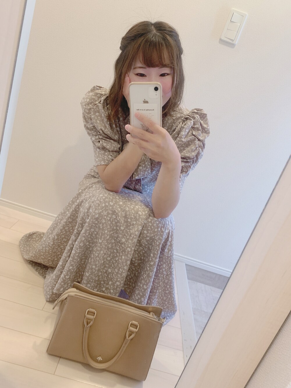 ベージュ系のシャツ/ブラウス、ベージュ系のスカート、ベージュ系のサンダルを着用したレディースの夏コーディネートの2枚目の写真