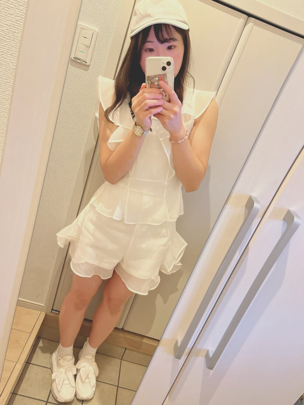 ピンク系のカーディガン/ボレロ、ホワイト系のパンツ、ホワイト系のトップスを着用したレディースの春コーディネートの2枚目の写真