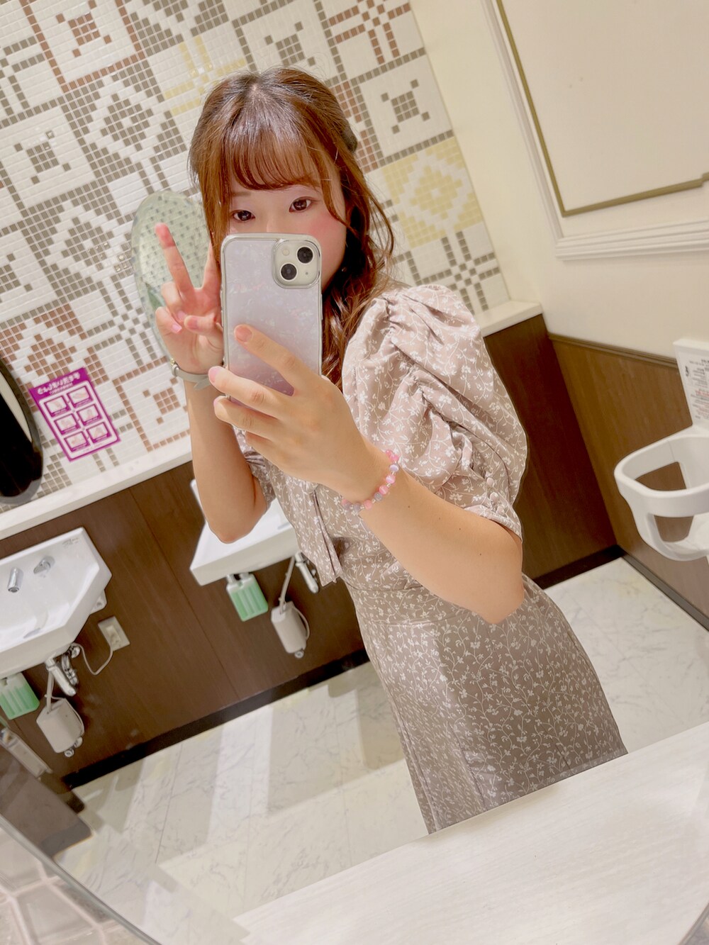 ベージュ系のシャツ/ブラウス、ベージュ系のスカートを着用したレディースの夏コーディネートの2枚目の写真