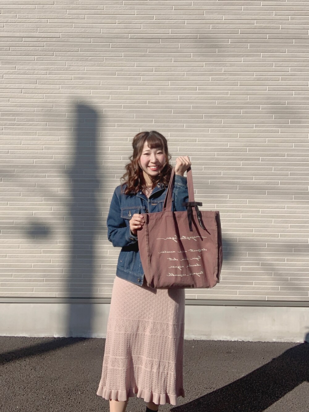 ブラウン系のトートバッグ、ピンク系のワンピース、ブラウン系のその他シューズを着用したレディースの秋コーディネートの2枚目の写真