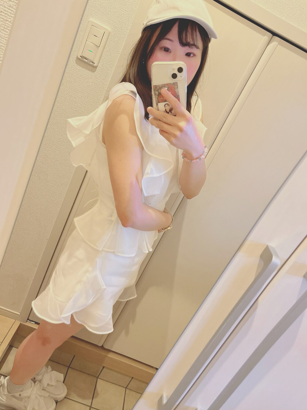 ピンク系のカーディガン/ボレロ、ホワイト系のパンツ、ホワイト系のトップスを着用したレディースの春コーディネートの3枚目の写真