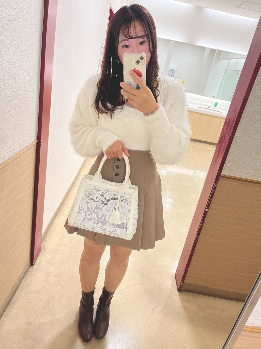 ブラウン系のその他パンツ、ホワイト系のニット/セーター、ホワイト系のショルダーバッグを着用したレディースの秋コーディネートの3枚目の写真