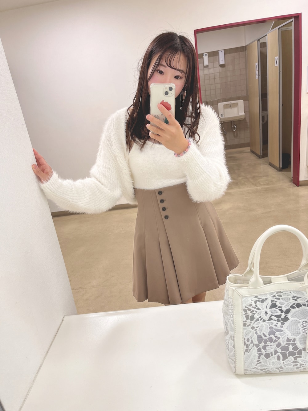 ブラウン系のその他パンツ、ホワイト系のニット/セーター、ホワイト系のショルダーバッグを着用したレディースの秋コーディネートの2枚目の写真