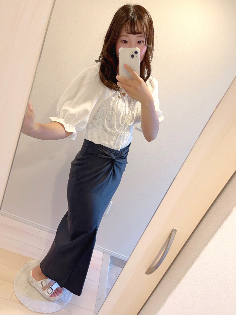 ホワイト系のシャツ/ブラウス、グレー系のスカートを着用したレディースの夏コーディネートの2枚目の写真