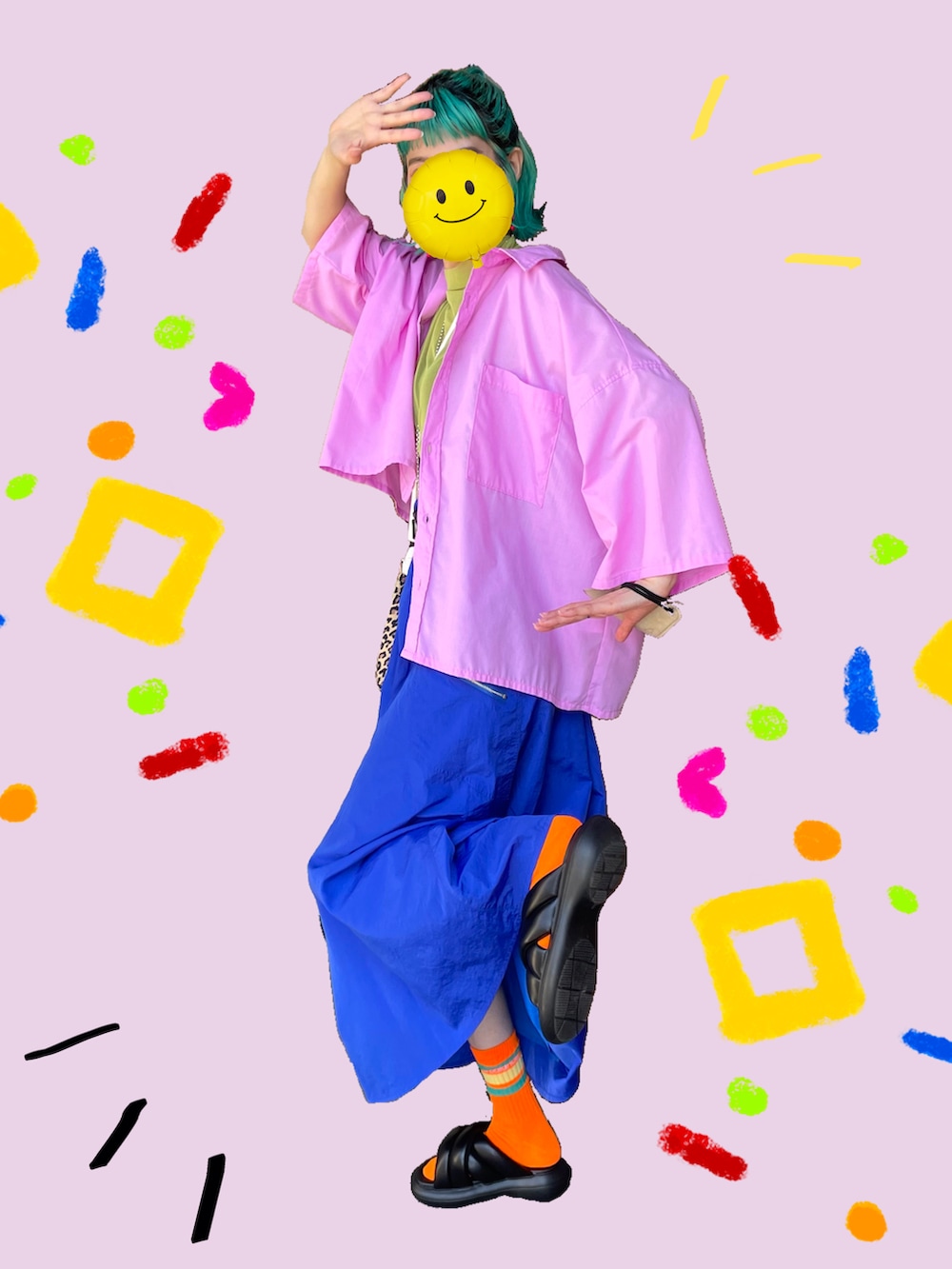 グリーン系のTシャツ/カットソー、ブルー系のスカート、ブラック系のサンダルを着用したレディースの春コーディネートの4枚目の写真