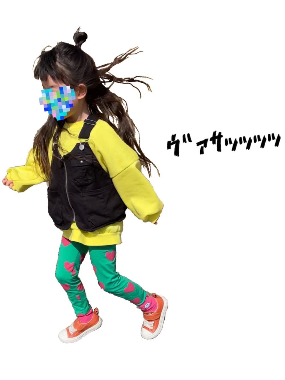 ブラック系のベスト、オレンジ系のスニーカー、グリーン系のレギンス/スパッツを着用したキッズの春コーディネートの2枚目の写真