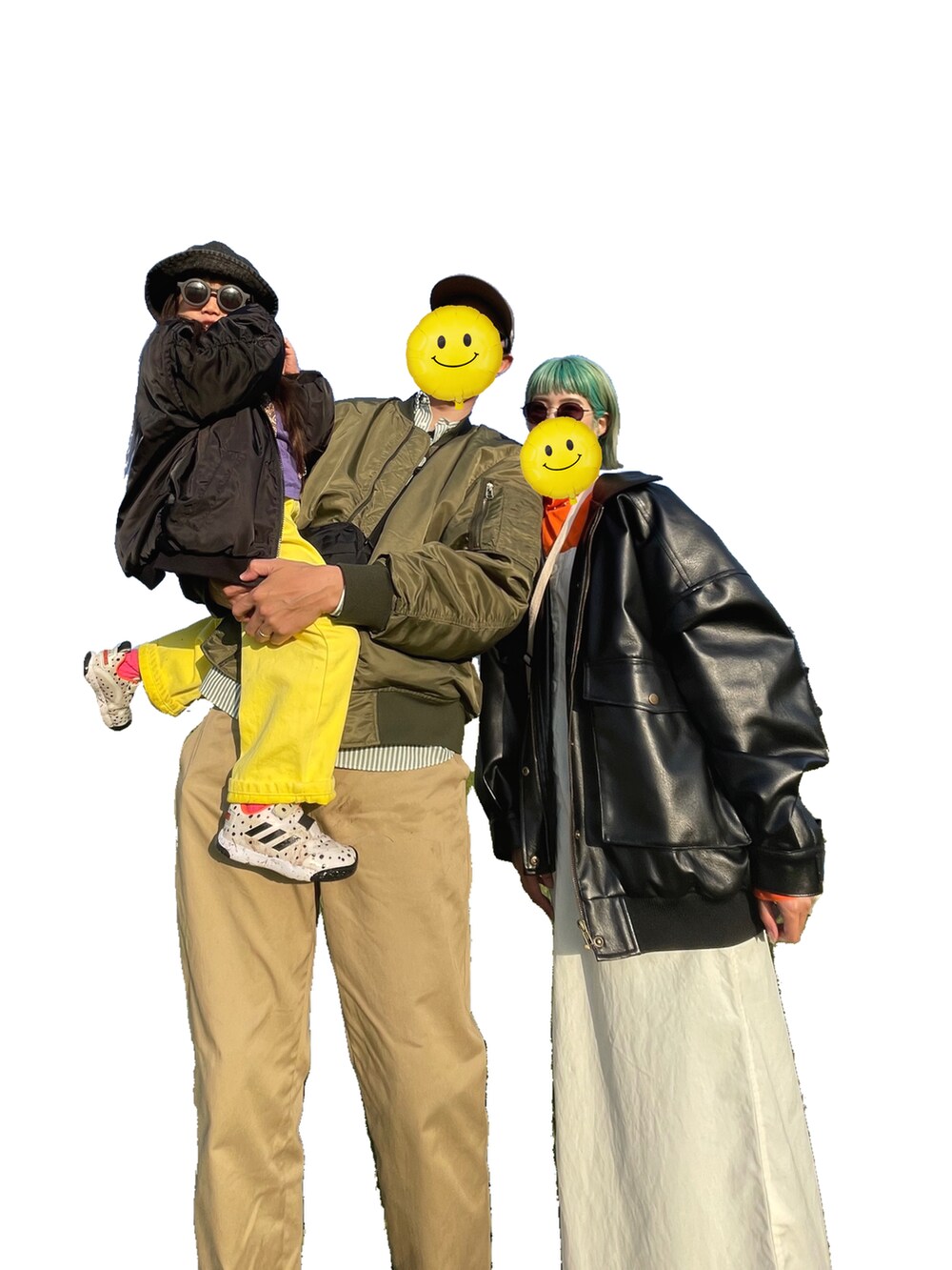 ベージュ系のチノパンツ、グリーン系のMA-1、グリーン系のシャツ/ブラウスを着用したキッズの春コーディネートの2枚目の写真