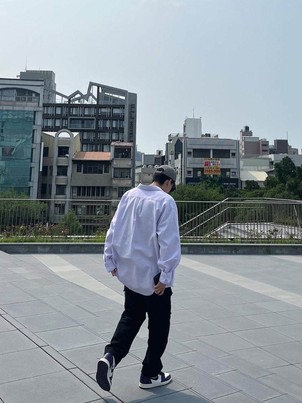 「H&Mのアイテム（チノパンツ、ブラック系）」を使った、董知衡さん（メンズ・173cm）の春コーディネートの2枚目の写真