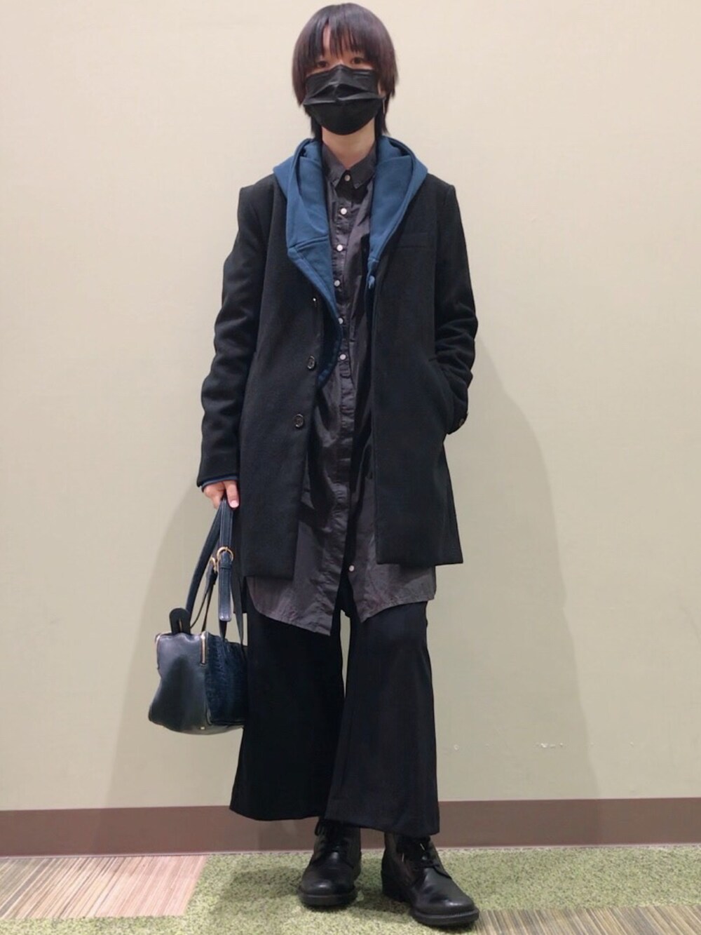 その他のシャツワンピース、ブルー系のパーカー、ブラック系のチェスターコートを着用したメンズの冬コーディネートの2枚目の写真