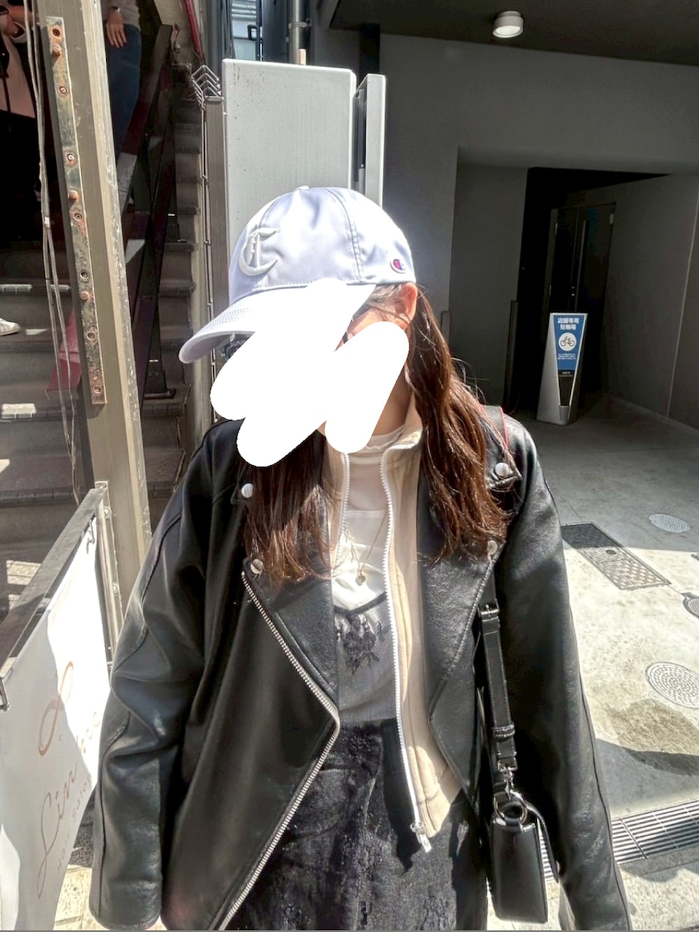 ブラック系のデニムパンツ、ブラック系のスニーカー、ベージュ系のジャケット/アウターを着用したレディースの春コーディネートの2枚目の写真