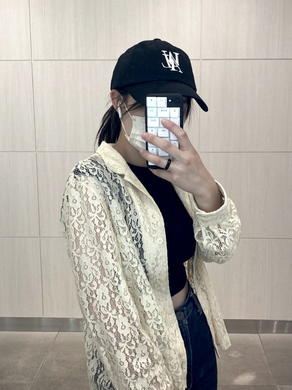 「休日スタイル、シンプルコーデ、デニム、デニムパンツ、レース、腹チラ、シンフルコーデ、スニーカーコーデ、白黒」｜「MOUSSYのJW OW Tapered（デニムパンツ、ブルー系）」を使った、Miiaさん（レディース・152cm）の春コーディネートの2枚目の写真