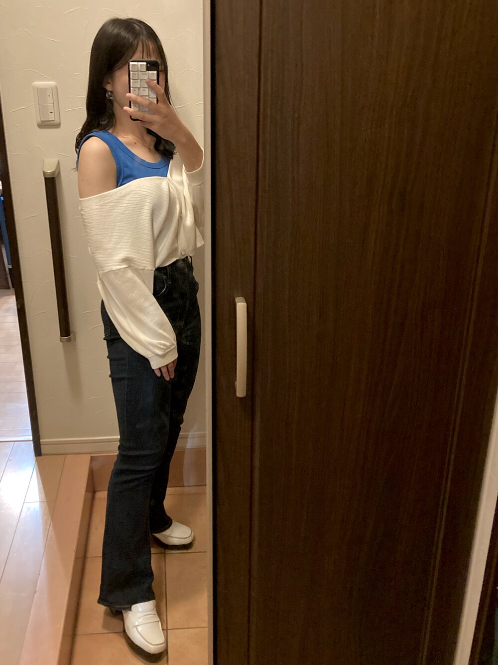 ホワイト系のジャケット/アウター、ブルー系のデニムパンツ、ホワイト系のローファーを着用したレディースの春コーディネートの2枚目の写真