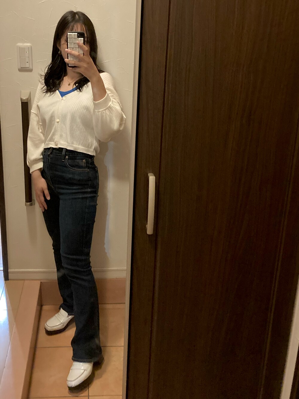 ホワイト系のジャケット/アウター、ブルー系のデニムパンツ、ホワイト系のローファーを着用したレディースの春コーディネートの3枚目の写真