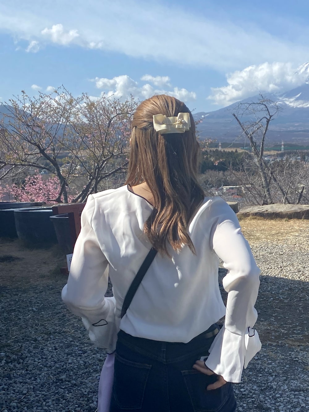 ブルー系のデニムパンツ、ホワイト系のローファーを着用したレディースの秋コーディネートの2枚目の写真