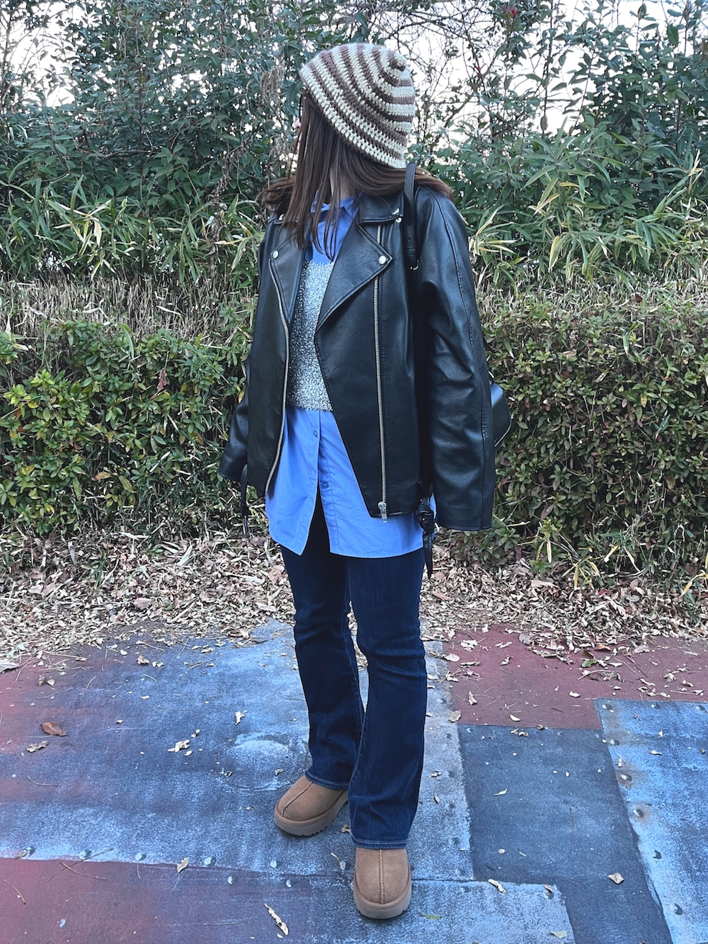 ブラック系のライダースジャケット、ブラック系のショルダーバッグ、ブルー系のシャツ/ブラウスを着用したレディースの冬コーディネートの2枚目の写真