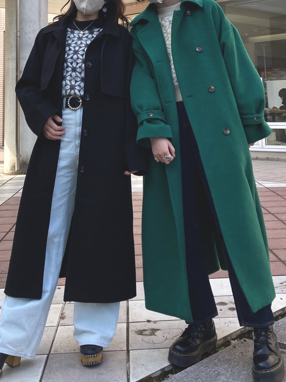 ブラック系のブーツ、ブラック系のニット/セーター、ホワイト系のニット/セーターを着用したレディースの冬コーディネートの2枚目の写真