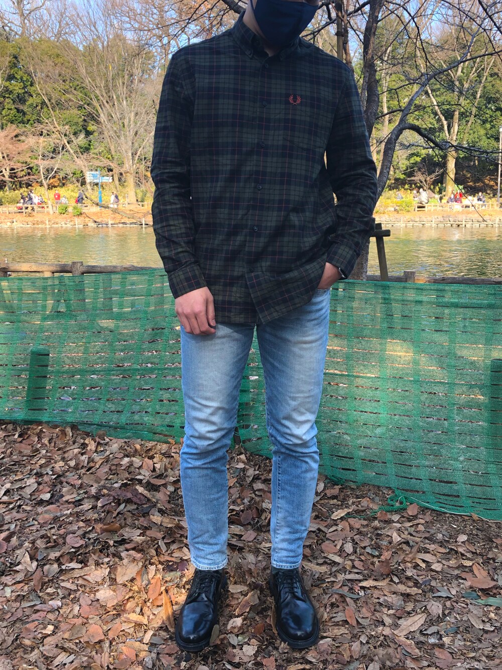 ブルー系のデニムパンツ、ブラック系のドレスシューズ、グリーン系のシャツ/ブラウスを着用したメンズの冬コーディネートの2枚目の写真