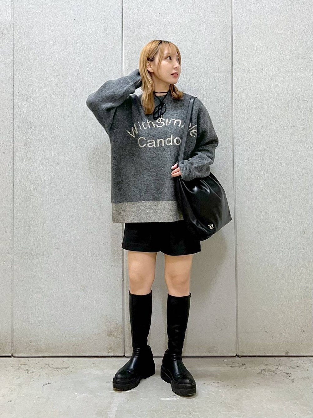 「デートコーデ、ワントーン、着痩せ・細見え、カジュアル、ローリーズスタイル_LOWRYS FARM、LOWRYS FARM、大人女子カジュアル_LOWRYS FARM、ドットエスティ秋コーデ、ドットエスティトレンド、ニット、ショートパンツ、ブーツ、モノトーン、ラフ、モテ」｜「LOWRYS FARMのストレッチロングブーツ 133374（ブーツ、ブラック系）」を使った、akn.さん（レディース・158cm）の秋コーディネートの2枚目の写真