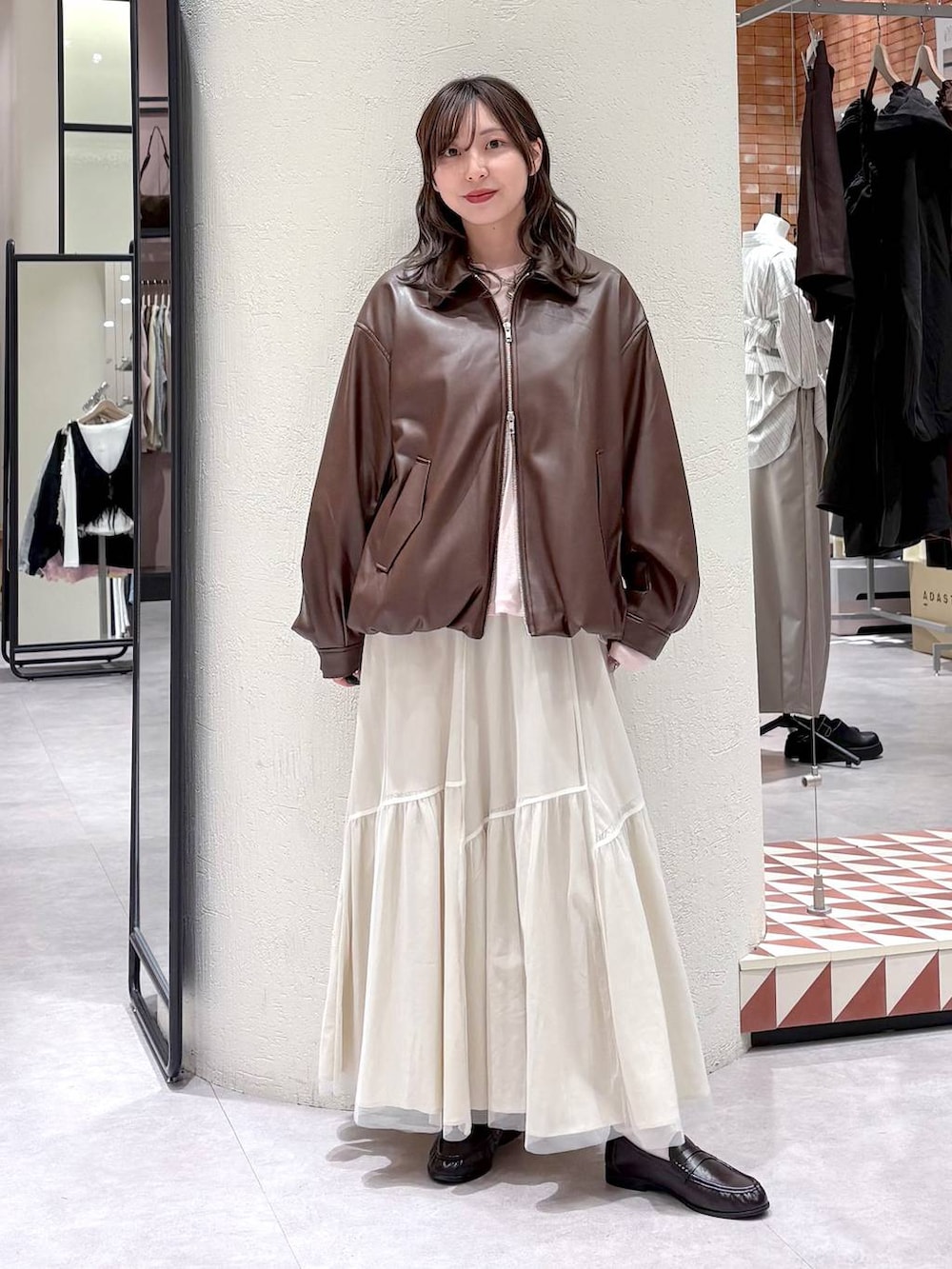 ピンク系のTシャツ/カットソー、ブラウン系のブルゾン、ブラウン系のローファーを着用したレディースの春コーディネートの5枚目の写真