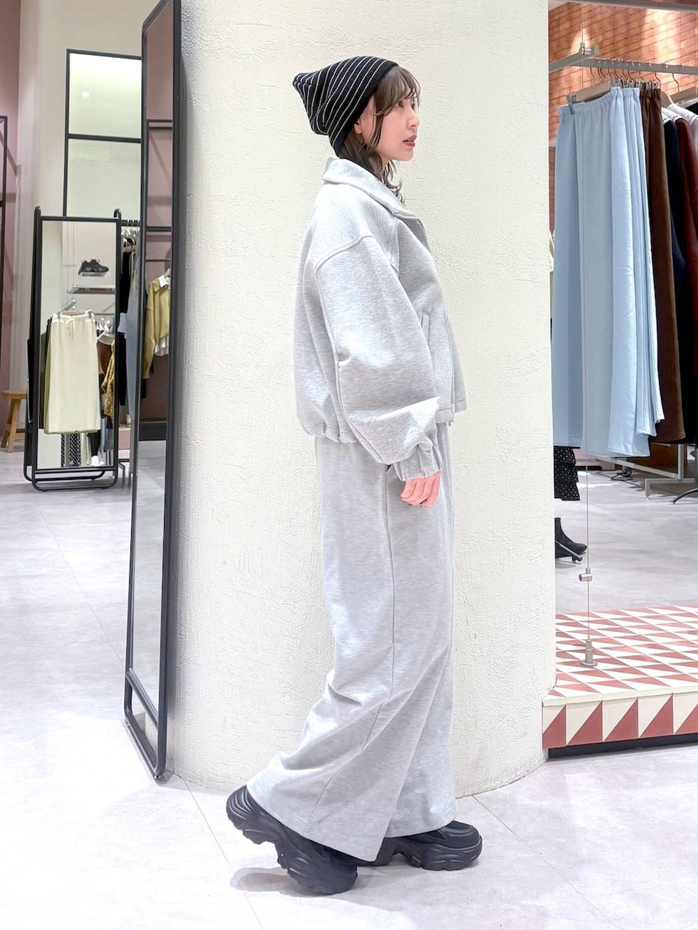 グレー系のスウェットパンツ、グレー系のスウェット、ブラック系のスニーカーを着用したレディースの冬コーディネートの4枚目の写真