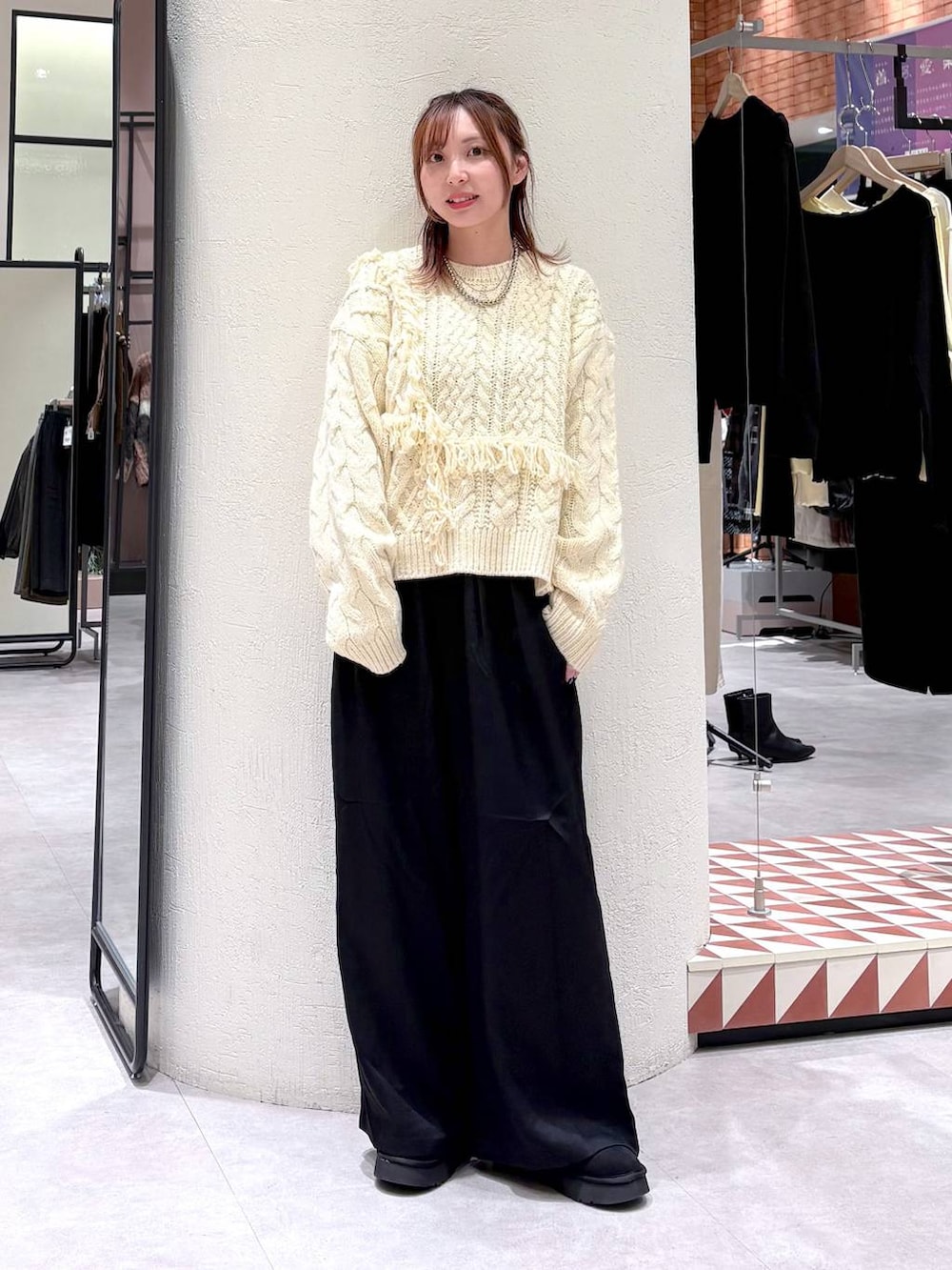 ブラウン系のムートンコート、ブラック系のその他パンツ、ブラック系のブーツを着用したレディースの冬コーディネートの7枚目の写真