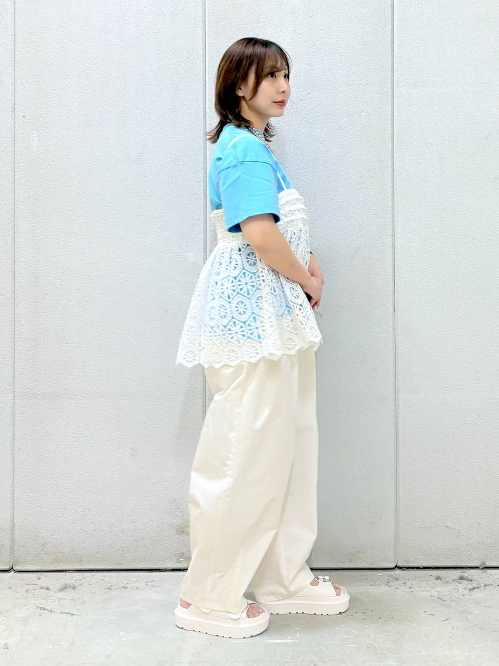 「ローリーズスタイル_LOWRYS FARM、LOWRYS FARM、大人女子カジュアル_LOWRYS FARM、キッズ服、キャミソール、レイヤードスタイル、夏コーデ、モテ、ワイドパンツ、サンダル、おでかけ、旅行、ワントーン、着痩せ・細見え、カジュアル」｜「LOWRYS FARMのタックボリュームコクーンパンツ　327284（スラックス、ホワイト系）」を使った、akn.さん（レディース・158cm）の夏コーディネートの4枚目の写真