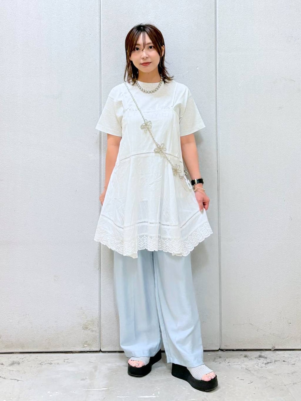 「キャミワンピース、Tシャツ、ワントーン、着痩せ・細見え、カジュアル、ローリーズスタイル_LOWRYS FARM、LOWRYS FARM、大人女子カジュアル_LOWRYS FARM、キャミソール、ワイドパンツ、ウエストゴム、サンダル、デートコーデ、レイヤードスタイル、モテ」｜「Me%のオハナビーズモバイルショルダーストラップ 109516（スマホグッズ、グレー系）」を使った、akn.さん（レディース・158cm）の夏コーディネートの7枚目の写真