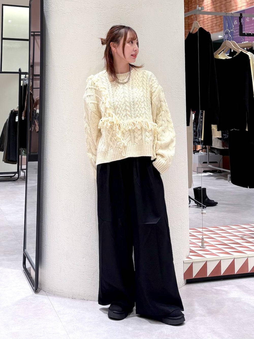 ブラウン系のムートンコート、ブラック系のその他パンツ、ブラック系のブーツを着用したレディースの冬コーディネートの6枚目の写真