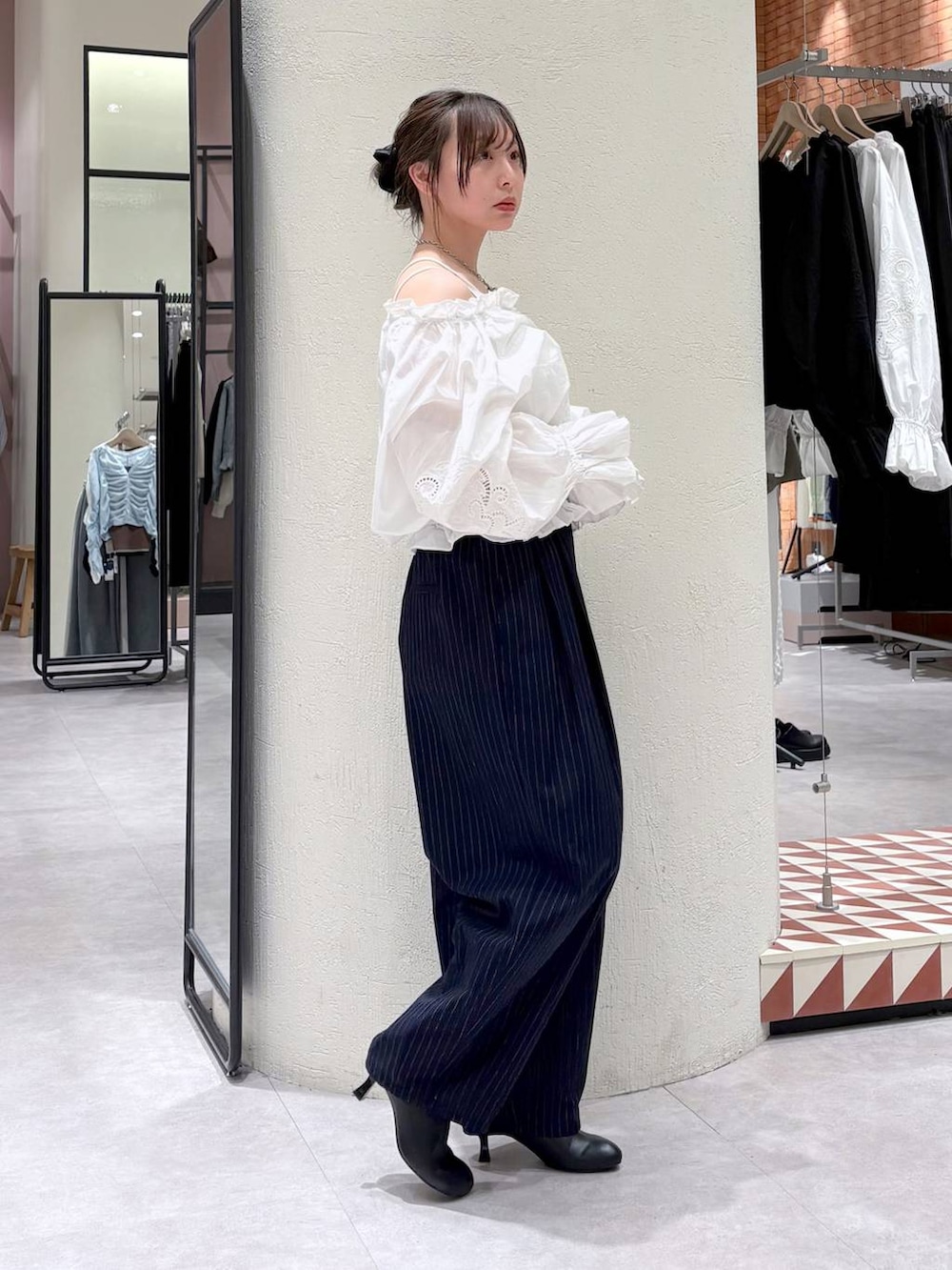 ホワイト系のTシャツ/カットソー、ブルー系のその他パンツ、ブラック系のサンダルを着用したレディースの春コーディネートの4枚目の写真