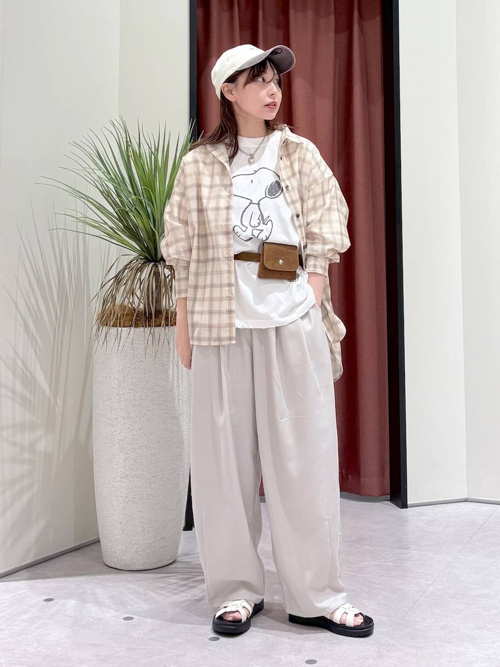 ブラウン系のその他パンツ、ベージュ系のシャツ/ブラウス、ホワイト系のサンダルを着用したレディースの夏コーディネートの6枚目の写真