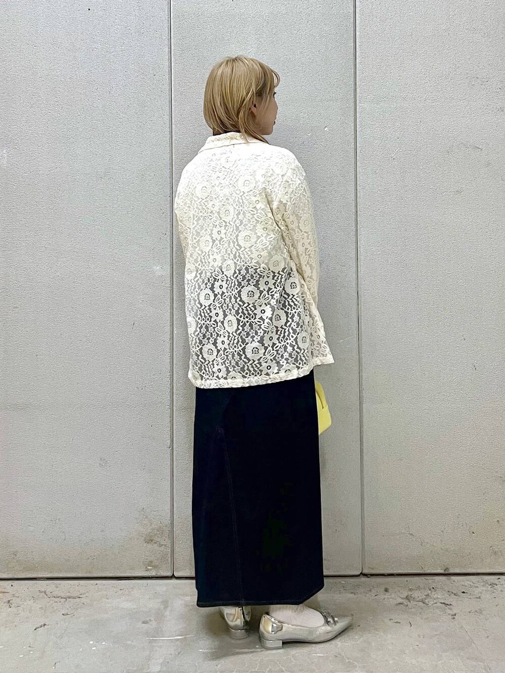 ブルー系のスカート、シルバー系のパンプス、ホワイト系のシャツ/ブラウスを着用したレディースの秋コーディネートの3枚目の写真