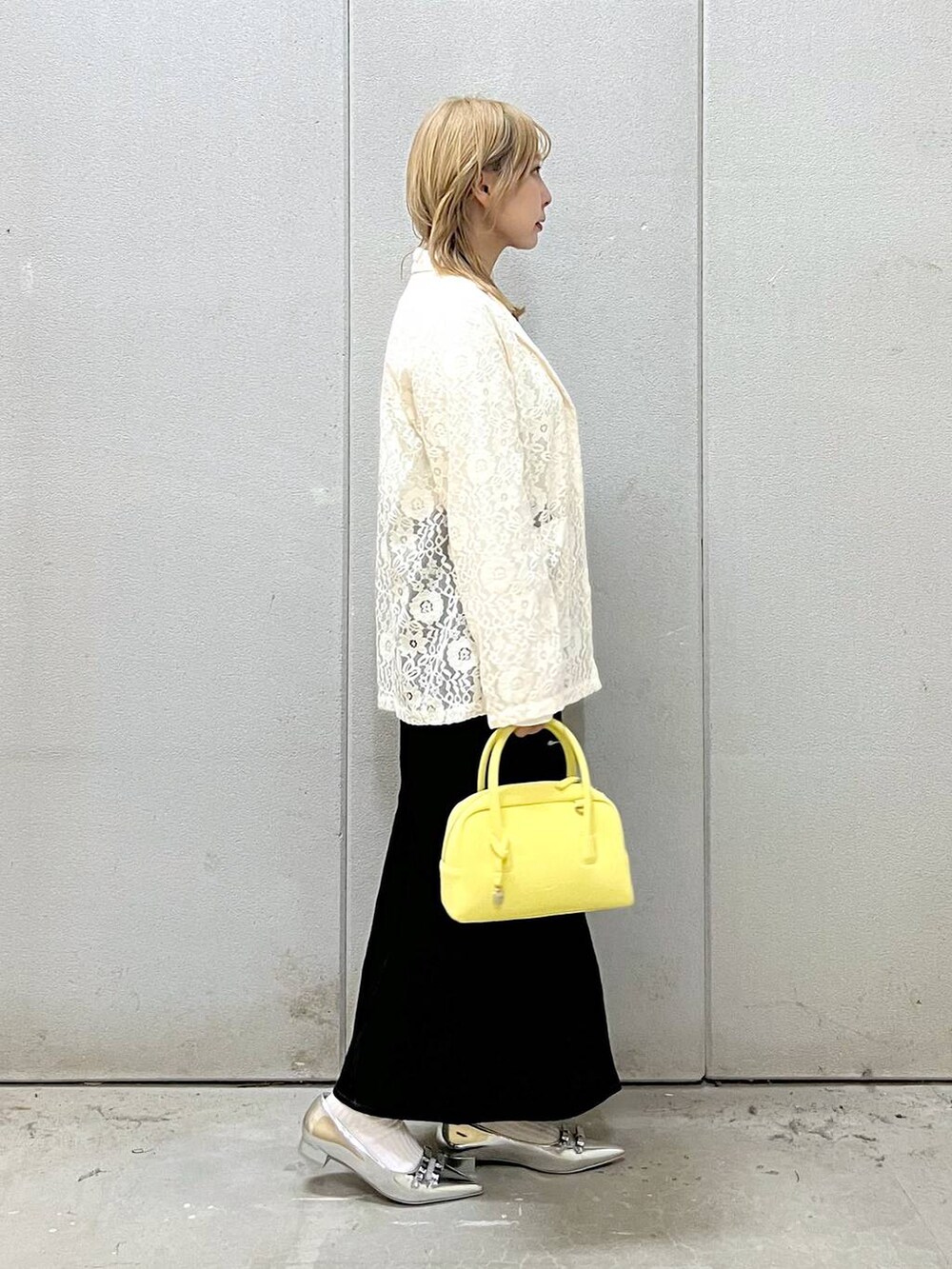 ブルー系のスカート、シルバー系のパンプス、ホワイト系のシャツ/ブラウスを着用したレディースの秋コーディネートの4枚目の写真