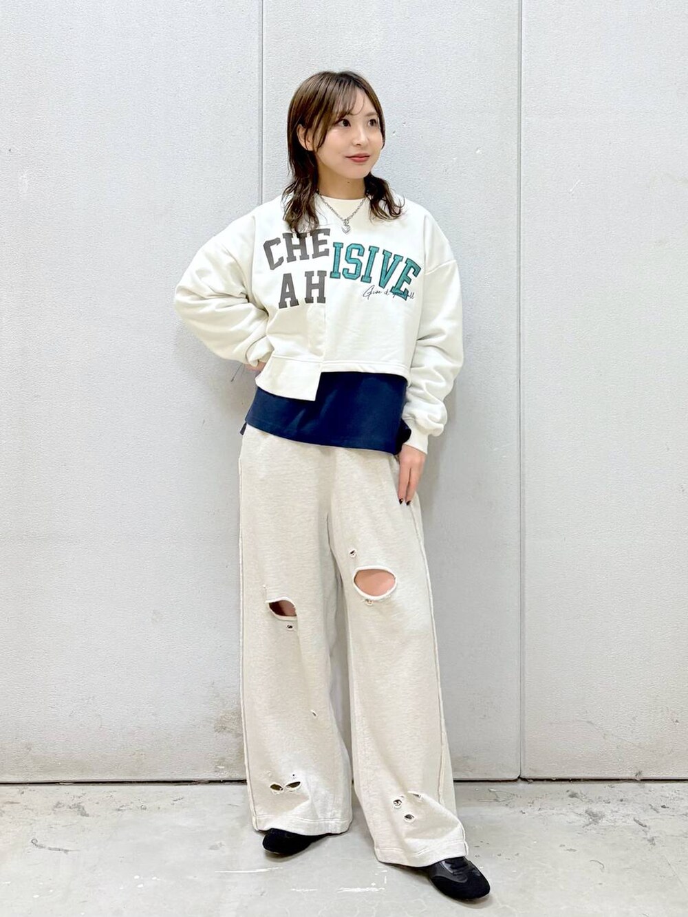 「ワントーン、着痩せ・細見え、カジュアル、ローリーズスタイル_LOWRYS FARM、LOWRYS FARM、大人女子カジュアル_LOWRYS FARM、and STセール、and ST SALE、キッズ服、キッズ、スウェット、スウェットパンツ、スニーカー、ラフ、レイヤードスタイル」｜「LOWRYS FARMのサッカーシューズ 284425（スニーカー、ブラック系）」を使った、akn.さん（レディース・158cm）の冬コーディネートの2枚目の写真