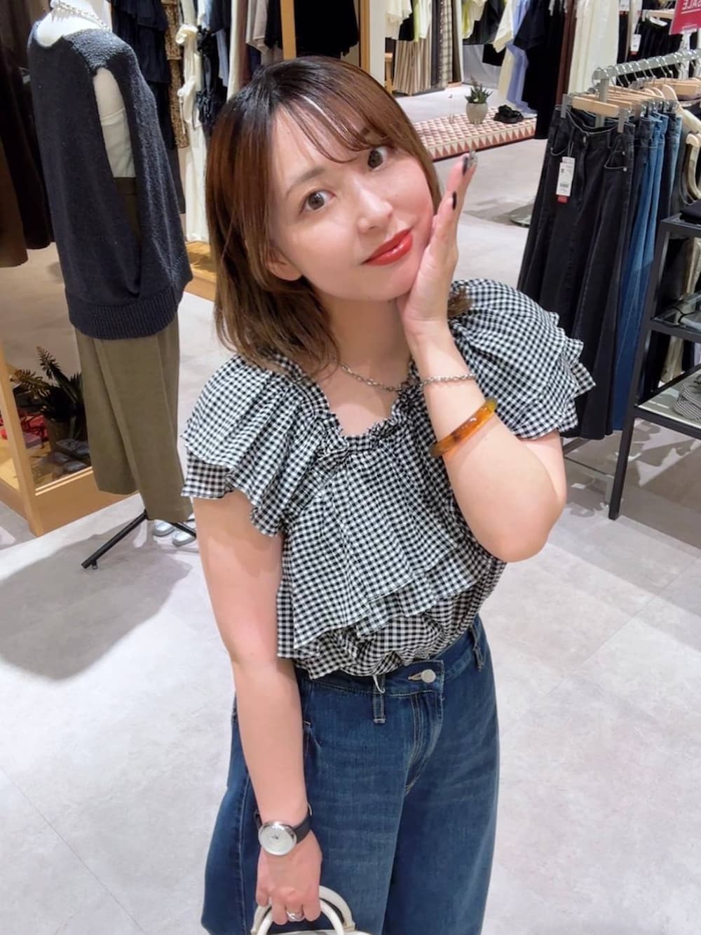 ブルー系のデニムパンツ、その他のシャツ/ブラウス、ホワイト系のサンダルを着用したレディースの夏コーディネートの3枚目の写真