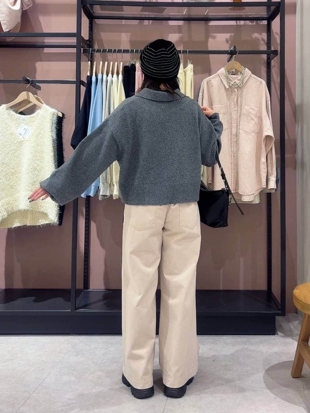 ピンク系のデニムパンツ、ブラック系のショルダーバッグ、ブラック系のローファーを着用したレディースの冬コーディネートの3枚目の写真