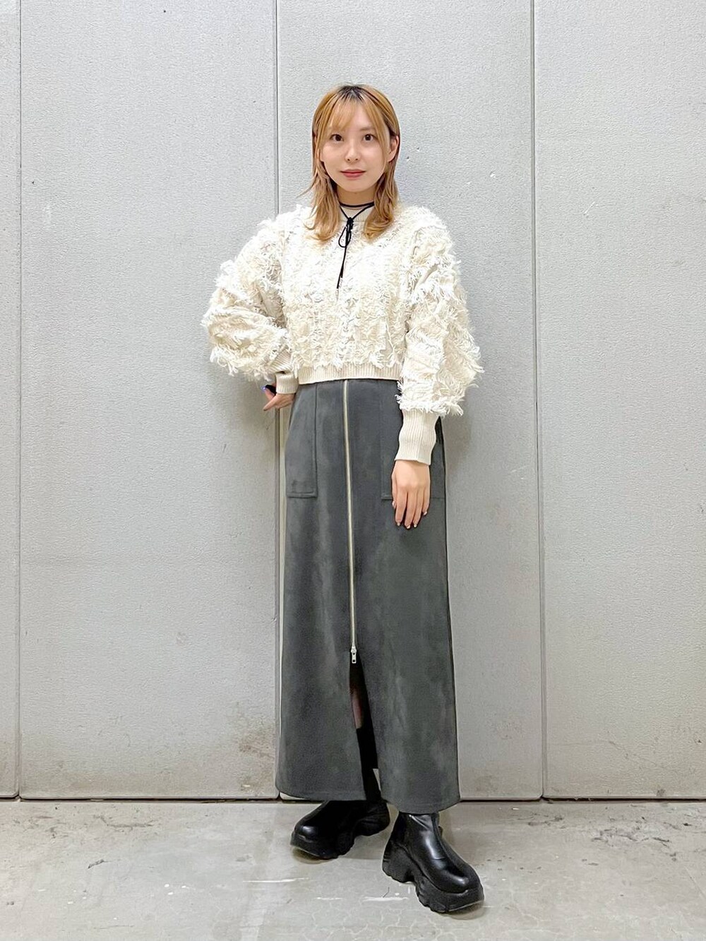 「デートコーデ、モテ、女子ウケ、旅行、ワントーン、着痩せ・細見え、カジュアル、ローリーズスタイル_LOWRYS FARM、LOWRYS FARM、大人女子カジュアル_LOWRYS FARM、ニット、ドットエスティ秋コーデ、ドットエスティトレンド、ロングスカート、ブーツ」｜「LOWRYS FARMのストレッチスニーカーブーツ　133385（ブーツ、ブラック系）」を使った、akn.さん（レディース・158cm）の秋コーディネートの4枚目の写真