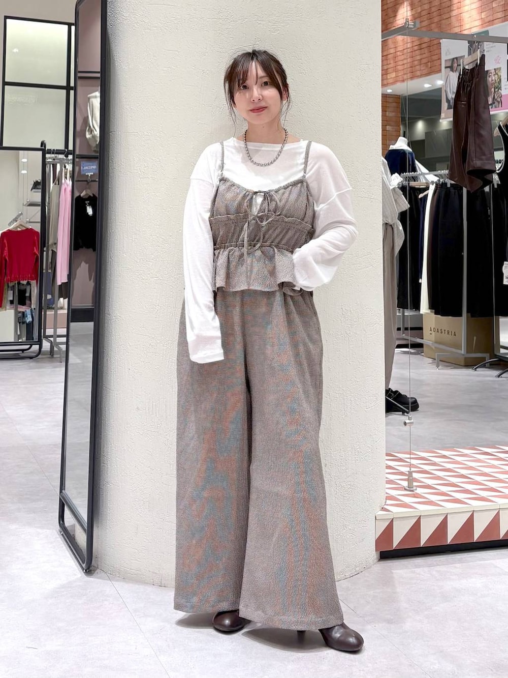 ホワイト系のTシャツ/カットソー、ブラウン系のサンダル、ブラウン系のサロペット/オーバーオールを着用したレディースの春コーディネートの2枚目の写真