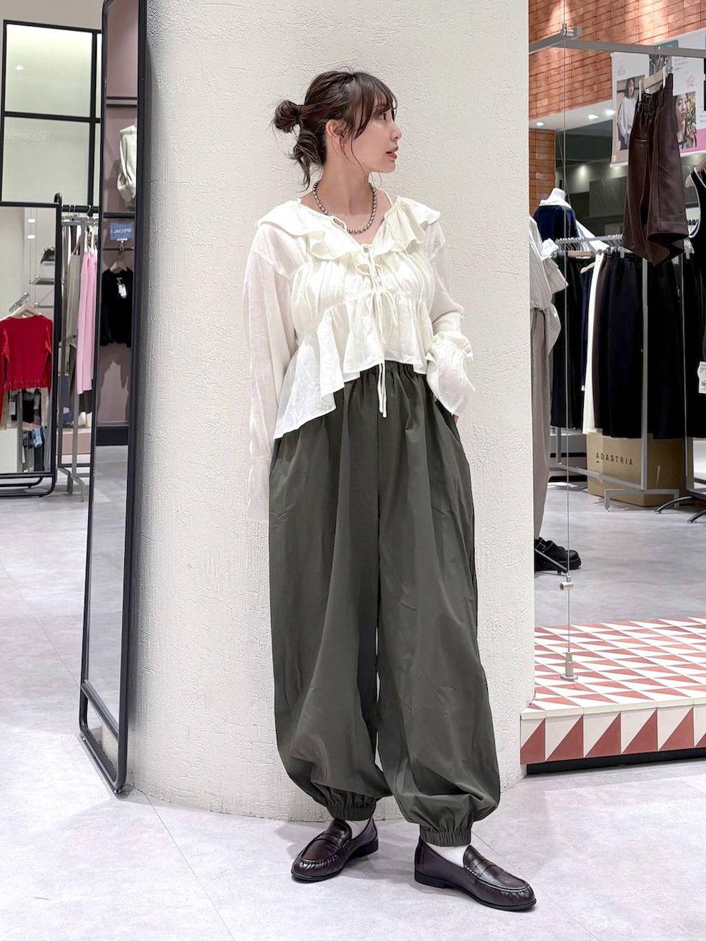 ホワイト系のTシャツ/カットソー、ブラウン系のローファー、ホワイト系のシャツ/ブラウスを着用したレディースの春コーディネートの5枚目の写真