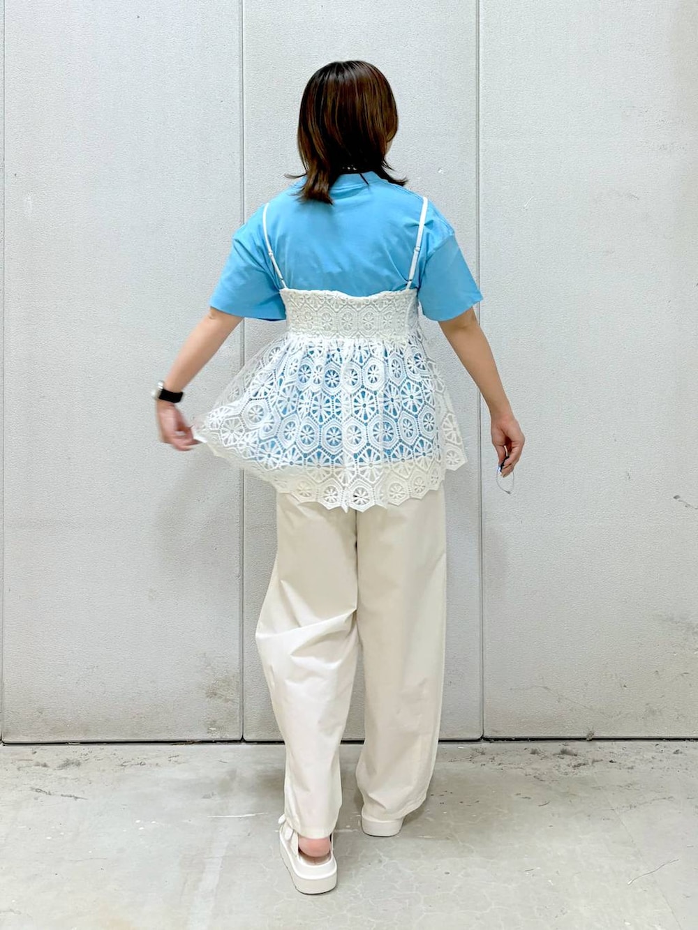 「ローリーズスタイル_LOWRYS FARM、LOWRYS FARM、大人女子カジュアル_LOWRYS FARM、キッズ服、キャミソール、レイヤードスタイル、夏コーデ、モテ、ワイドパンツ、サンダル、おでかけ、旅行、ワントーン、着痩せ・細見え、カジュアル」｜「LOWRYS FARMのタックボリュームコクーンパンツ　327284（スラックス、ホワイト系）」を使った、akn.さん（レディース・158cm）の夏コーディネートの3枚目の写真