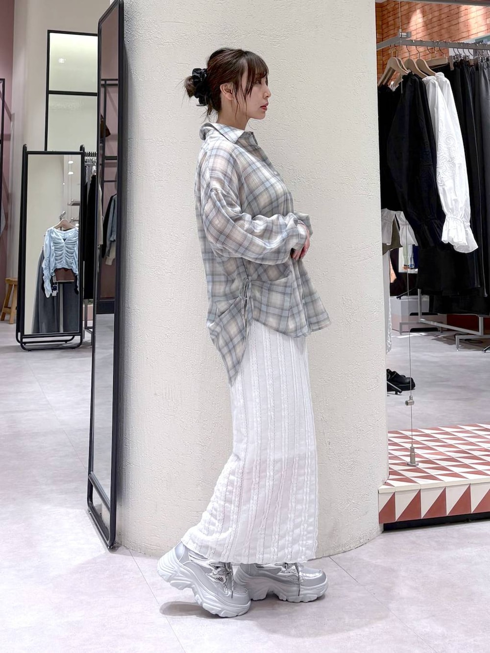 ホワイト系のTシャツ/カットソー、ホワイト系のスカート、シルバー系のスニーカーを着用したレディースの春コーディネートの4枚目の写真