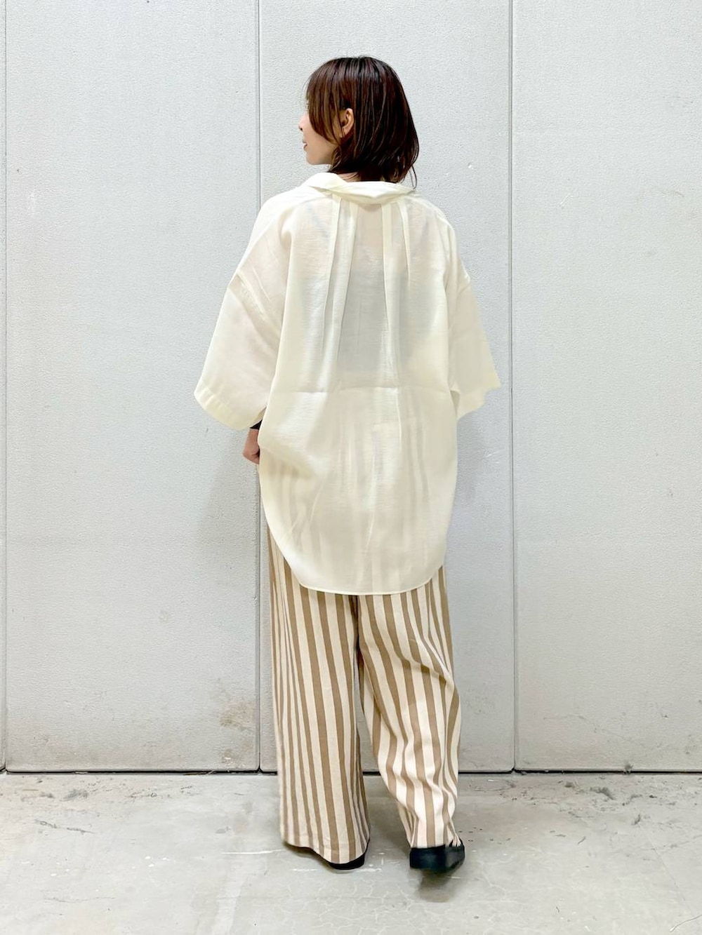 その他のその他パンツ、ホワイト系のサンダル、ベージュ系のシャツ/ブラウスを着用したレディースの夏コーディネートの3枚目の写真